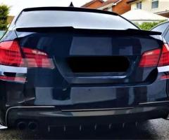 Spoiler me fibër karboni i përshtatshëm për BMW Seria 5 M5
