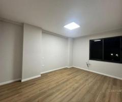 Ambjent per Zyre / Klinike buze rruge kryesore prane Ring Center ! - 2