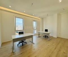 JEPET ME QIRA AMBIENT 2+1+2 ME 2 POSTE PARKIM, PER ZYRA PRANE QENDRES - 4