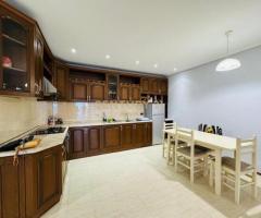 APARTAMENT ME QERA 2+1 PRANE LIQENIT ARTIFICAL TE TIRANES - 2
