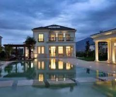 VILË NË SHITJE ROLLING HILLS TE LIQENI I FARKES