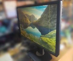Monitor Dell.24 inch. -10 mij lek te vjetra. (Lexo te dhenat)