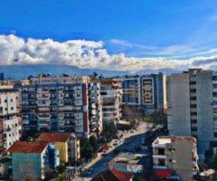 Apartament me qera ne tirane, Astir