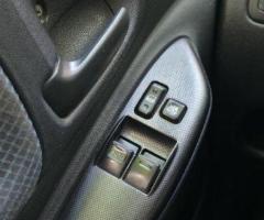TOYOTA YARIS 2000€ - 8