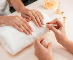 KËRKOHET NAIL ARTIST! Full time ose Marrveshje! Qender Tirane